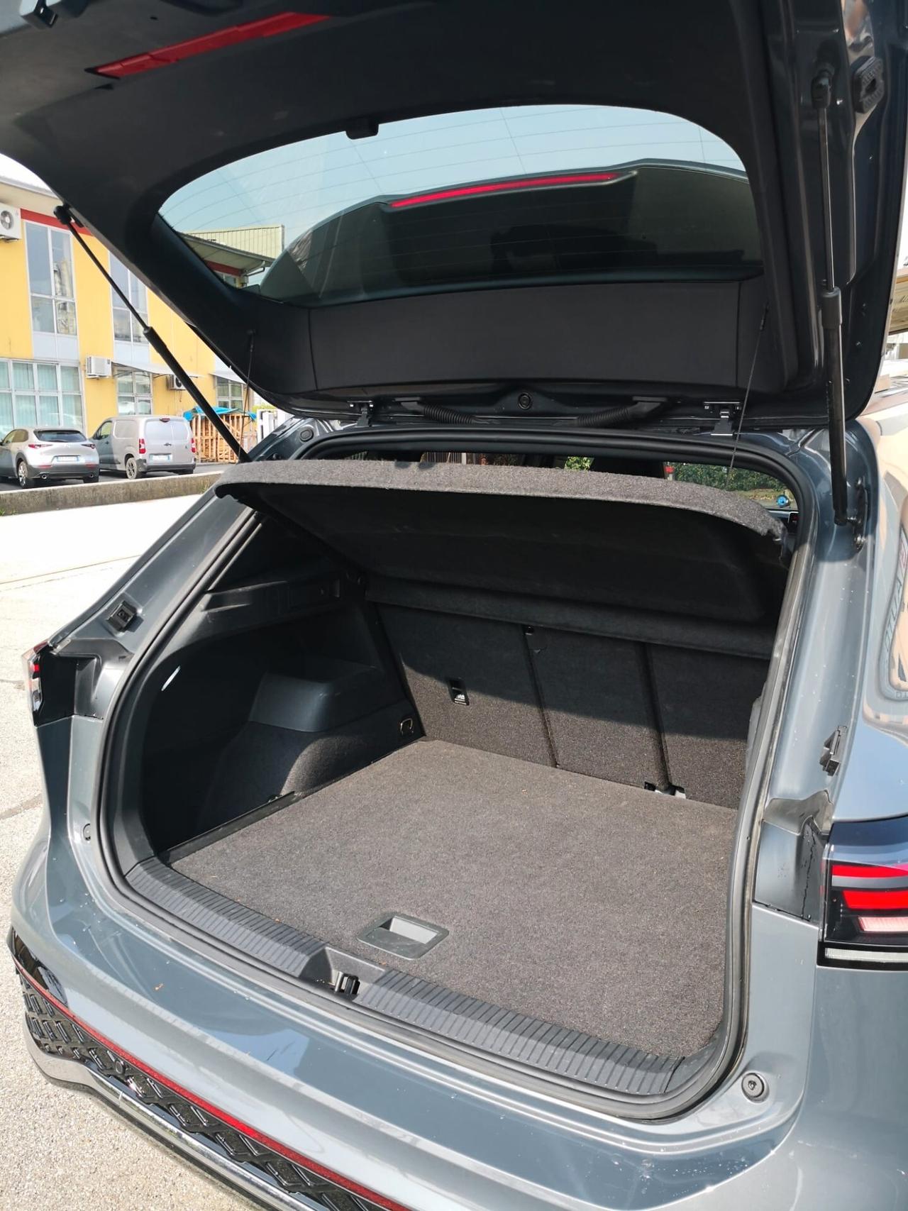 Volkswagen Tiguan 2.0 TDI 150 CV DSG R-Line ***TELECAMERA***