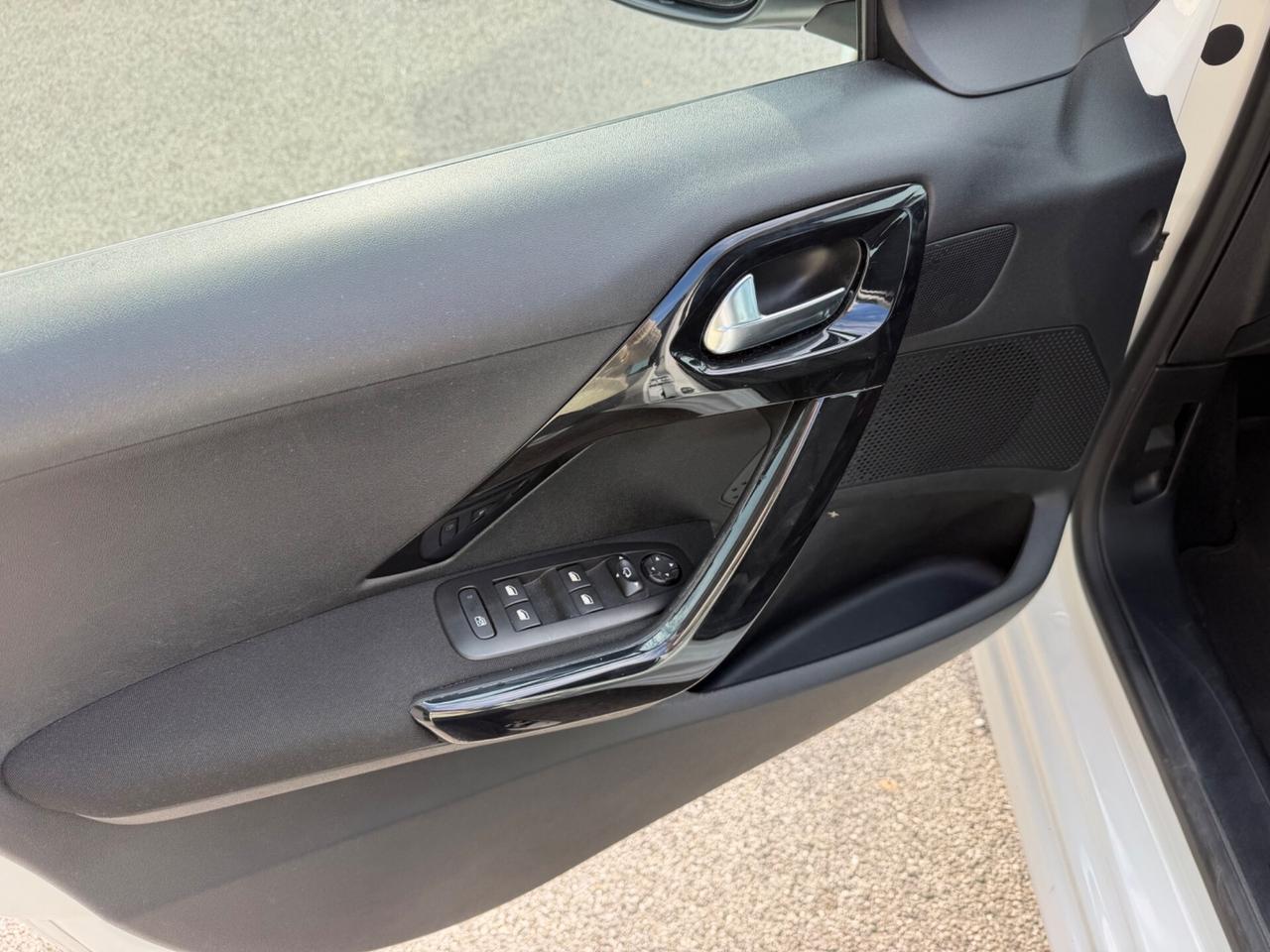Peugeot 208 1.2 benzina Neopatentati