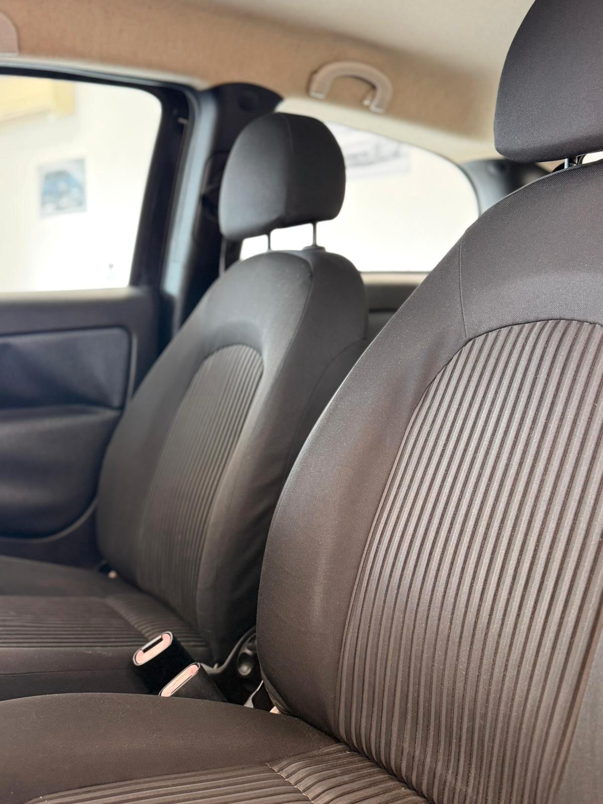 Lancia Ypsilon 1.3 MJT 75 CV Versus