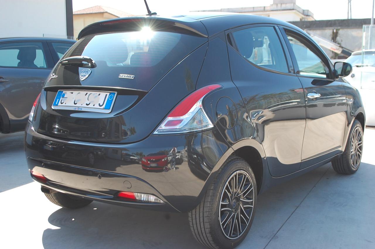 Lancia Ypsilon 1.0 firefly hybrid 70CV Gold S&S Uff Italy USB