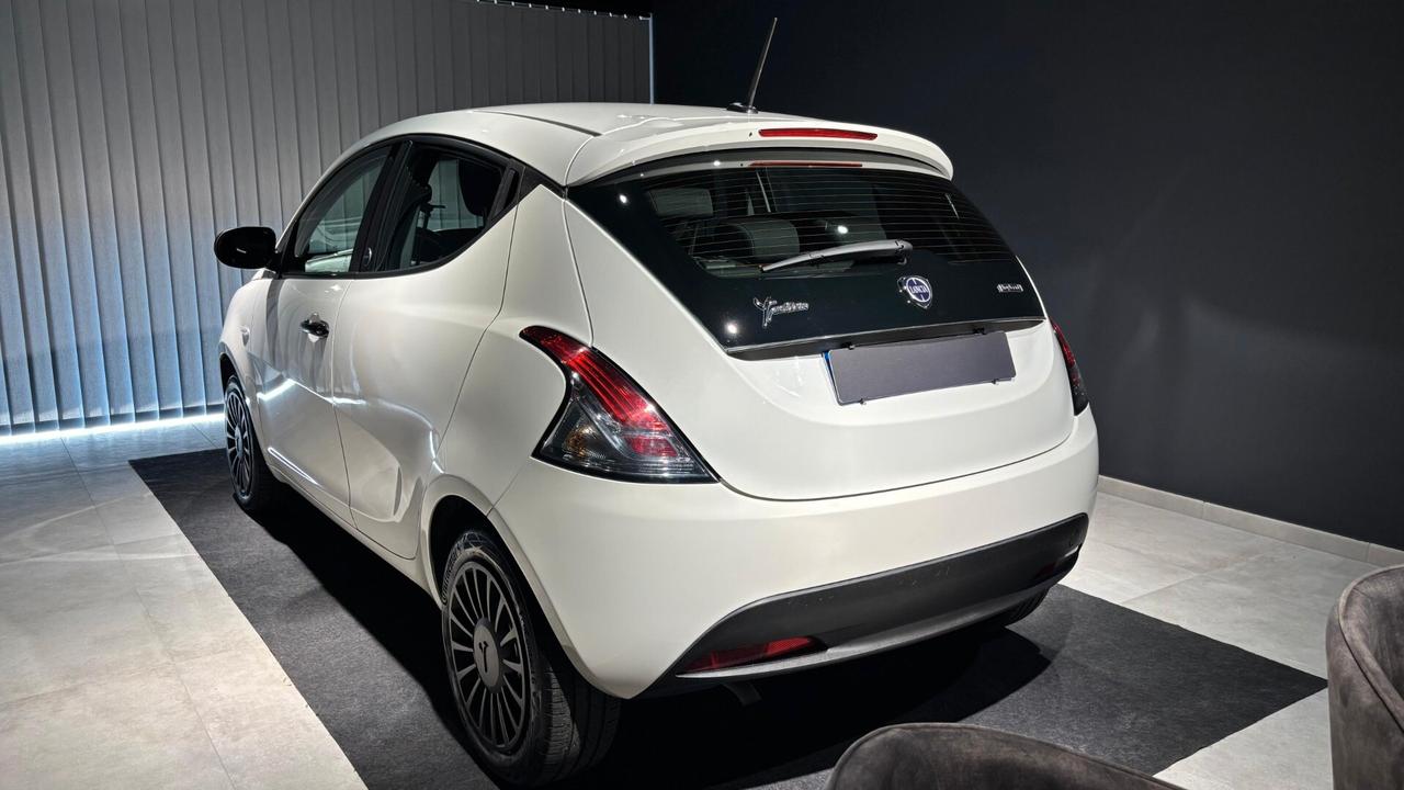 Lancia Ypsilon 1.0 FireFly 5 porte S&S Hybrid Ecochic Silver
