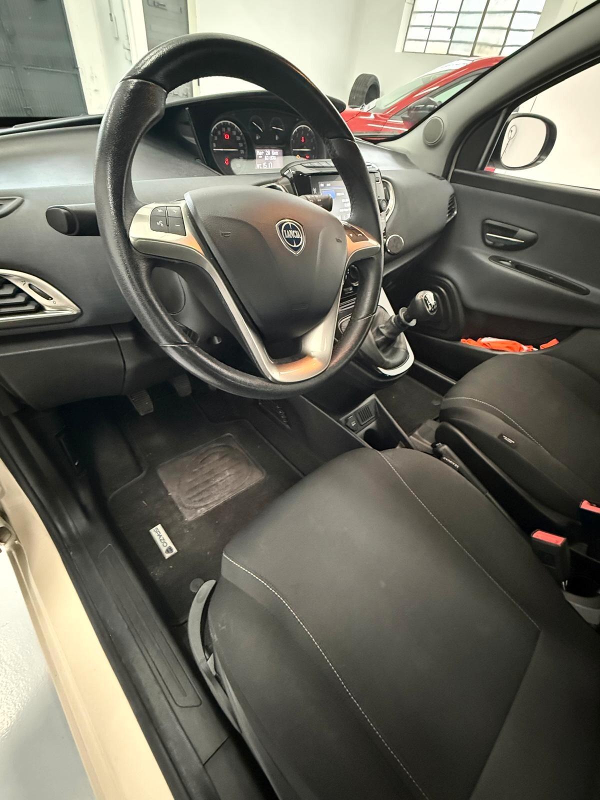 Lancia Ypsilon 1.0 FireFly 5 porte S&S Hybrid Ecochic Gold