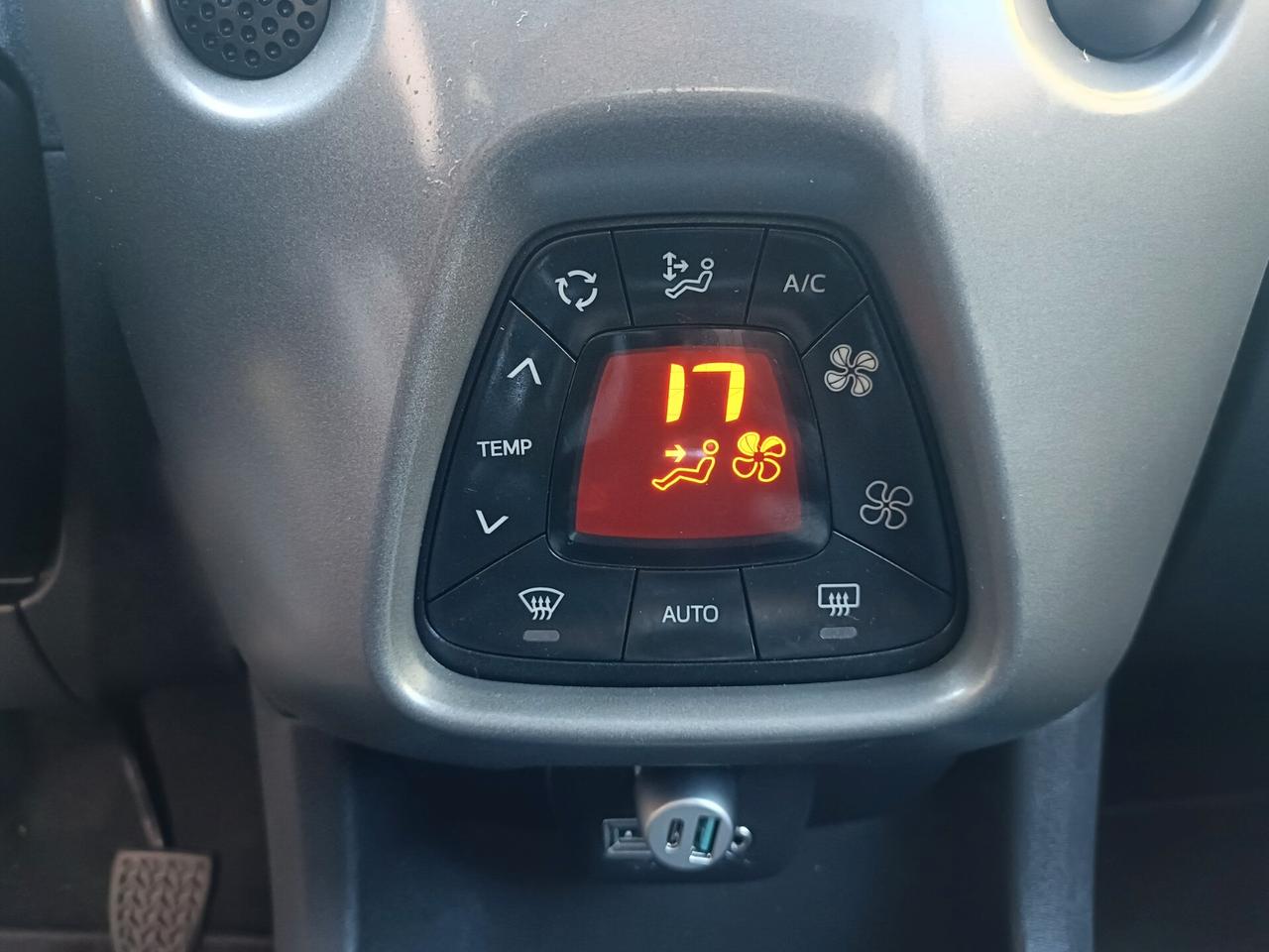 Toyota Aygo Connect 1.0 VVT-i 72 CV 5 porte x-play