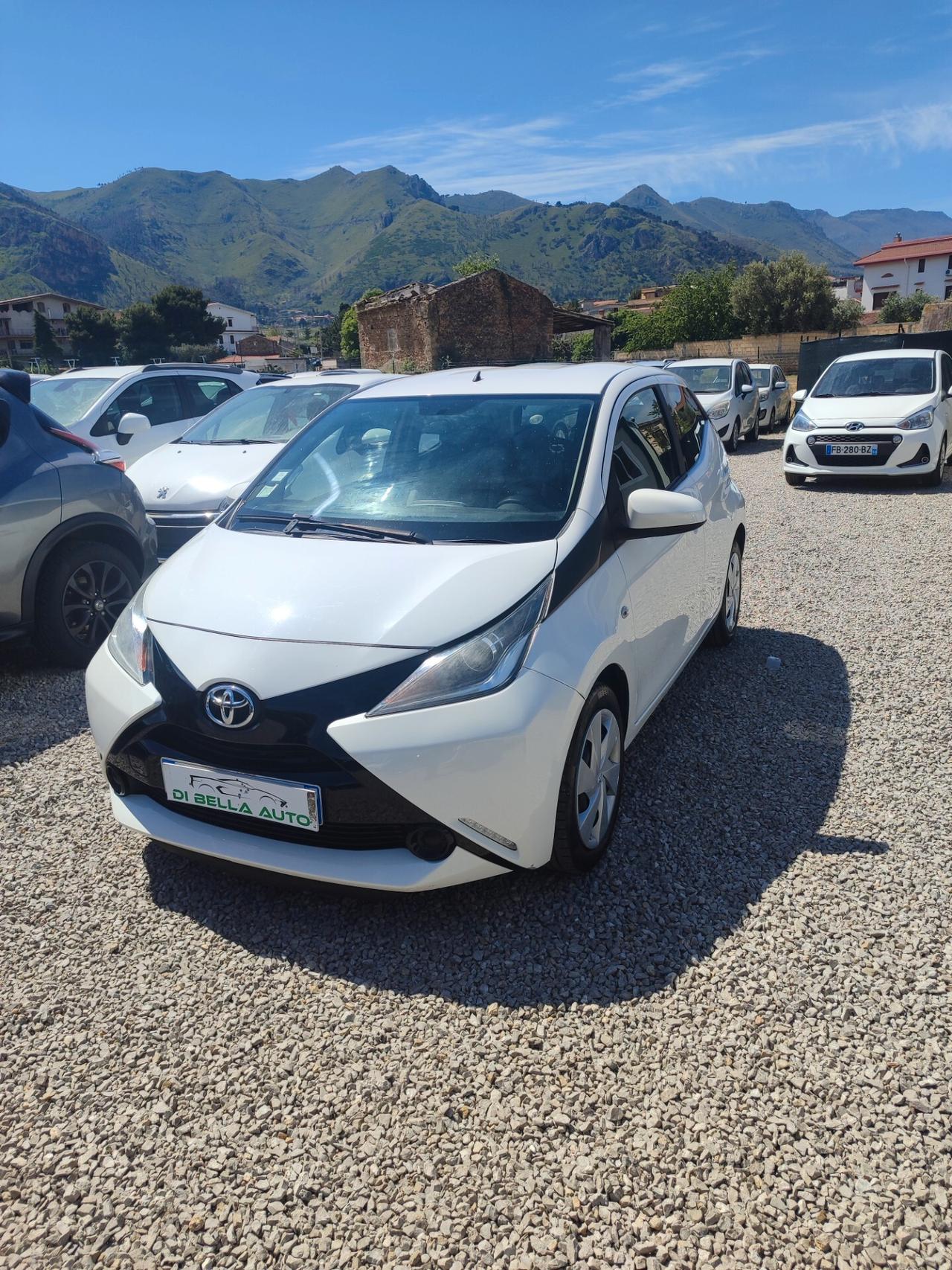 Toyota Aygo 1.0 VVT-i 69 CV 5 porte x-business MMT