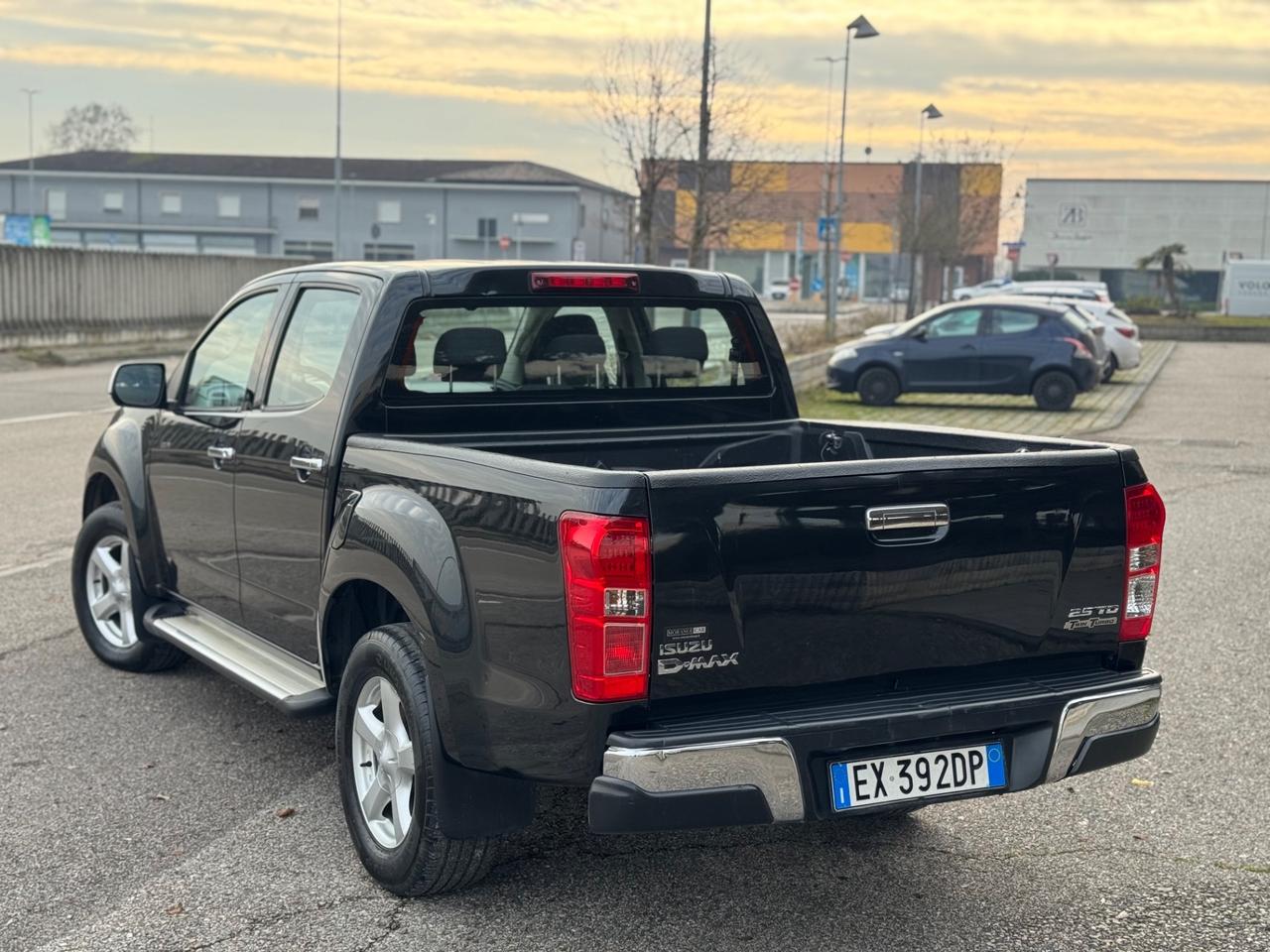 Isuzu D-Max 2.5 Crew Cab Solar A/T 4WD