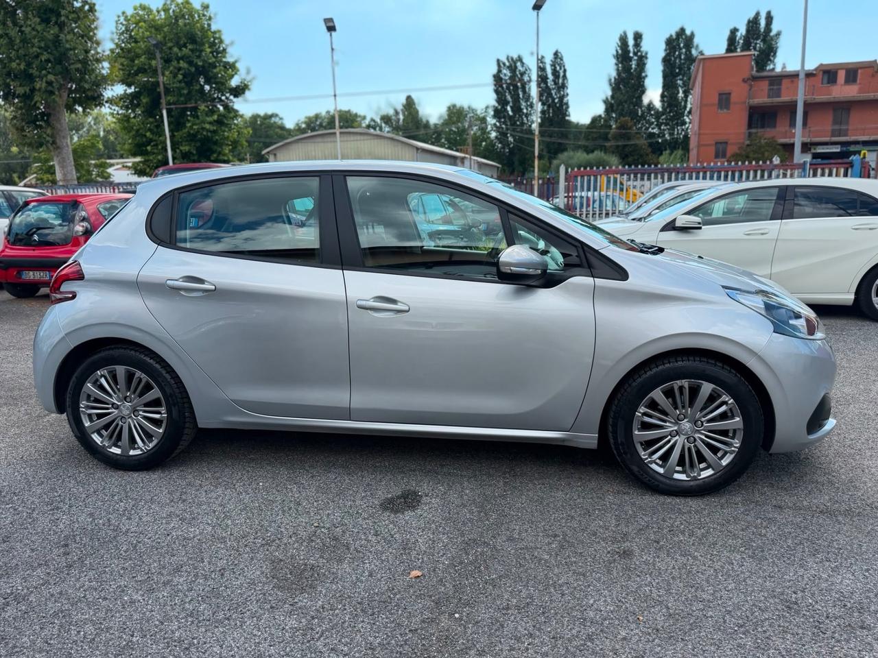 Peugeot 208 PureTech 82 5 porte Black Line 2