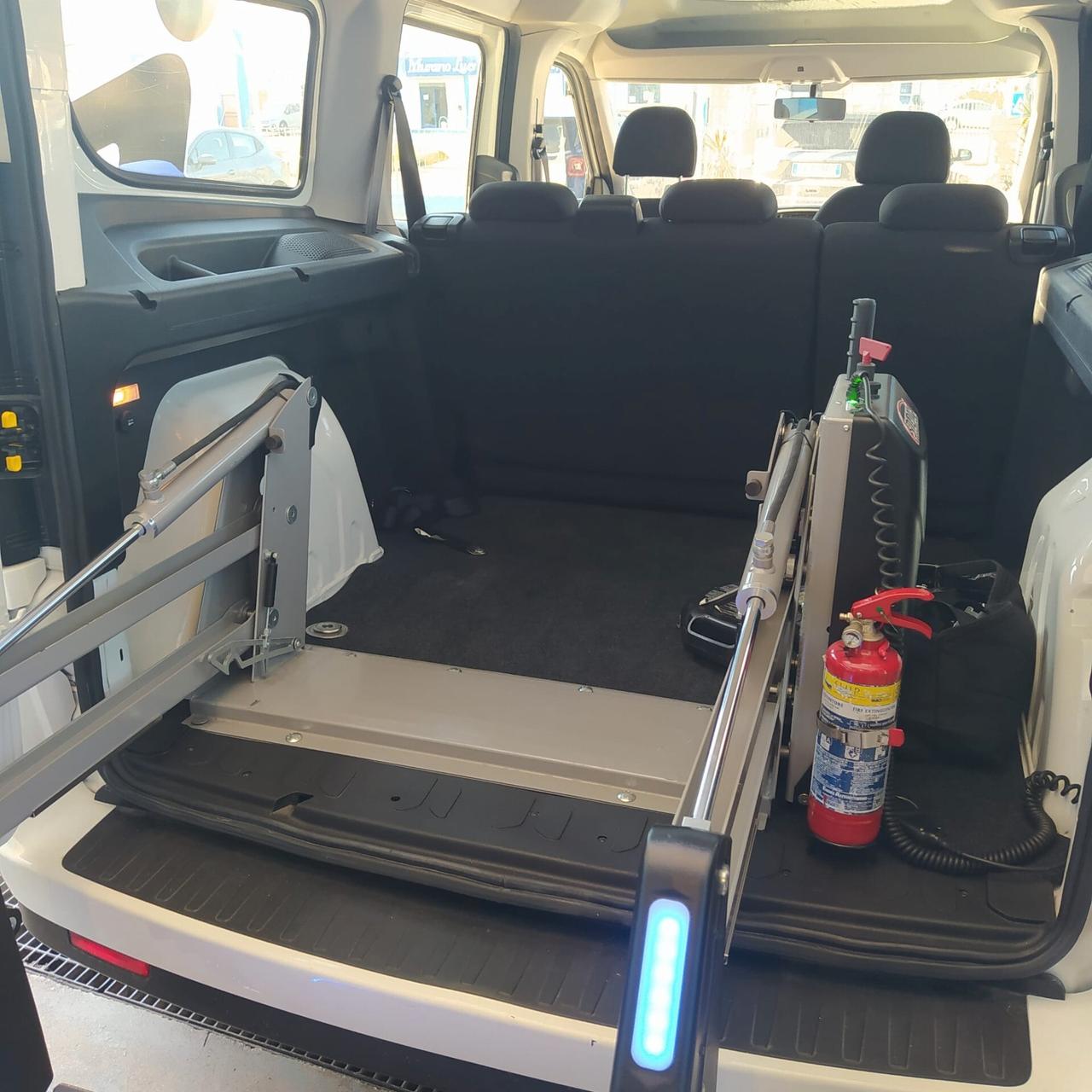 FIAT DOBLO' XL 1.6MJT - MEZZO PER TRASPORTO DISABILI - CON PEDANA ELETTRONICA POSTERIORE