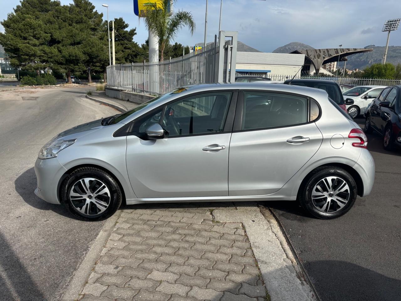 Peugeot 208 1.4 HDi 68 CV 5 porte Allure
