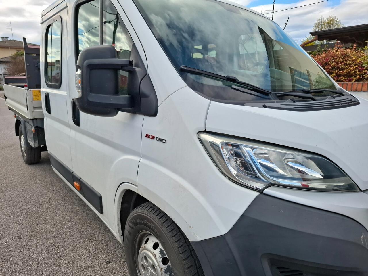Fiat Ducato 2.3 cassonato con Doppia cabina 7 posti allestito con Gru Fassi
