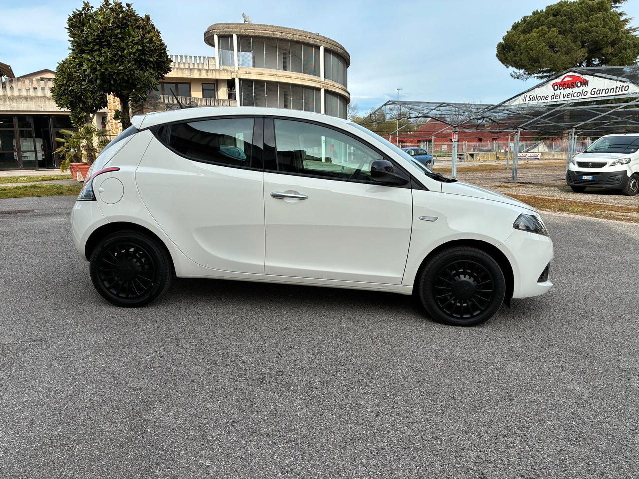 Lancia Ypsilon 1.0 FireFly Hybrid Silver