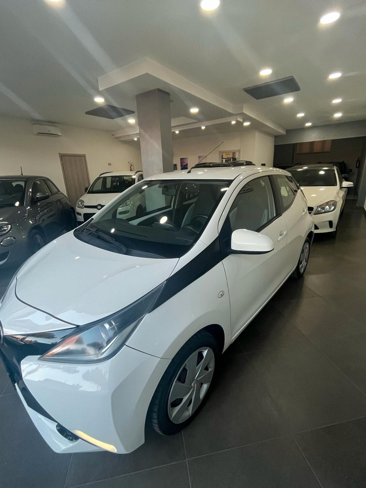 Toyota Aygo 1.0 VVT-i 69 CV 5 porte x-play MMT