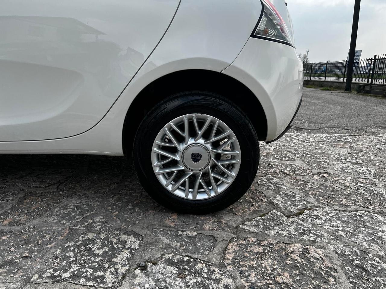 Lancia Ypsilon 0.9 TwinAir 85 CV 5 porte Metano Ecochic Platinum