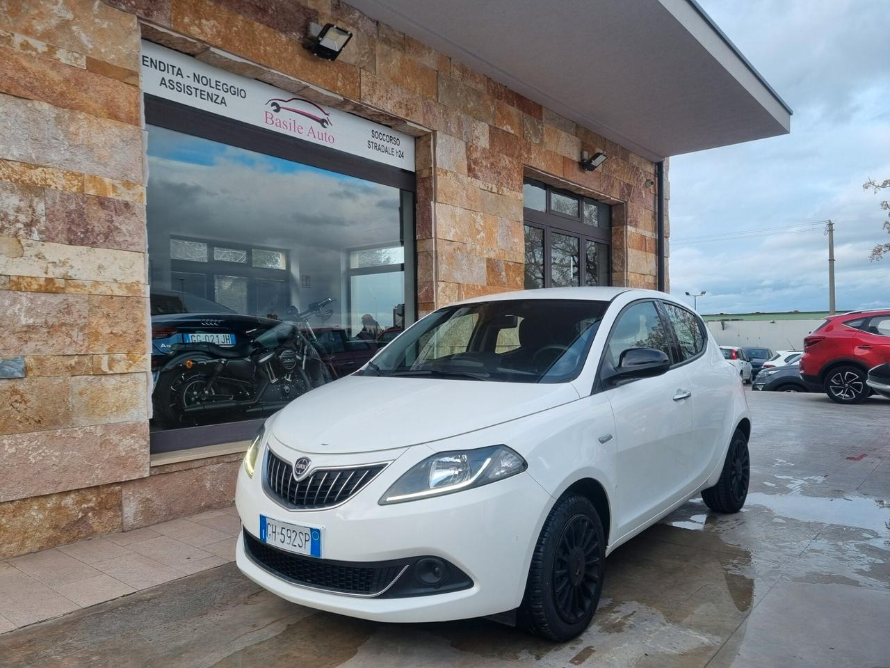 Lancia Ypsilon 1.0 FireFly 5 porte S&S Hybrid Silver