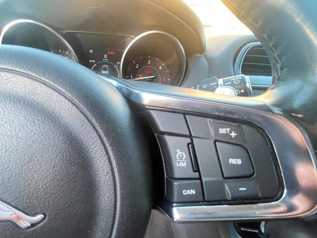 Jaguar F-Pace 2.0 D 180 CV AWD aut. R-Sport