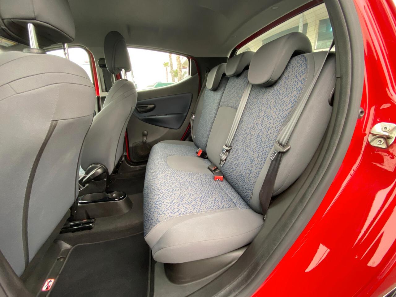 Lancia Ypsilon 1.0 firefly hybrid Silver