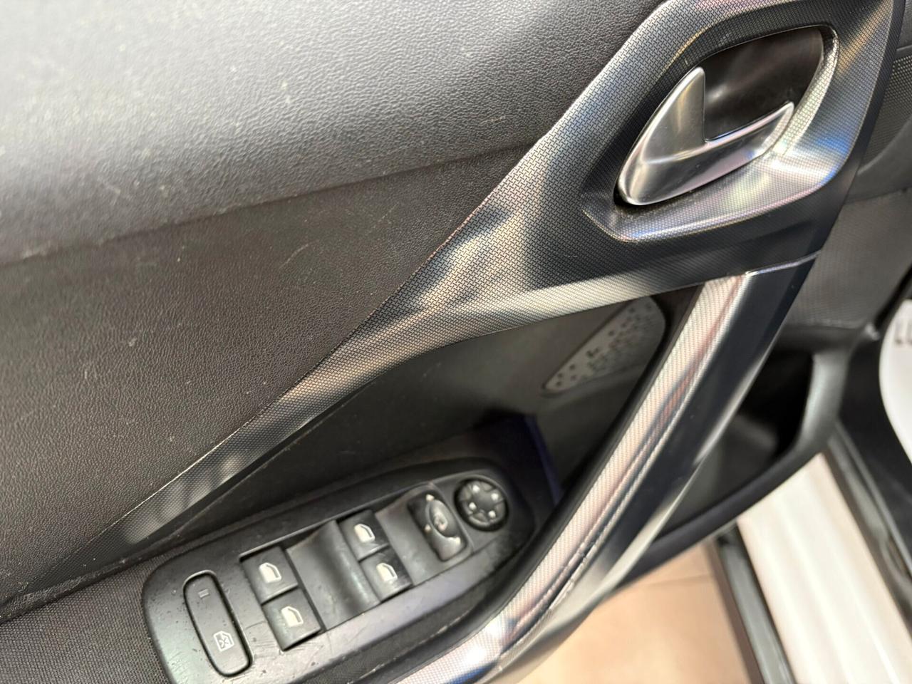 Peugeot 2008 1.6 e-HDi 115 CV Stop&Start Allure