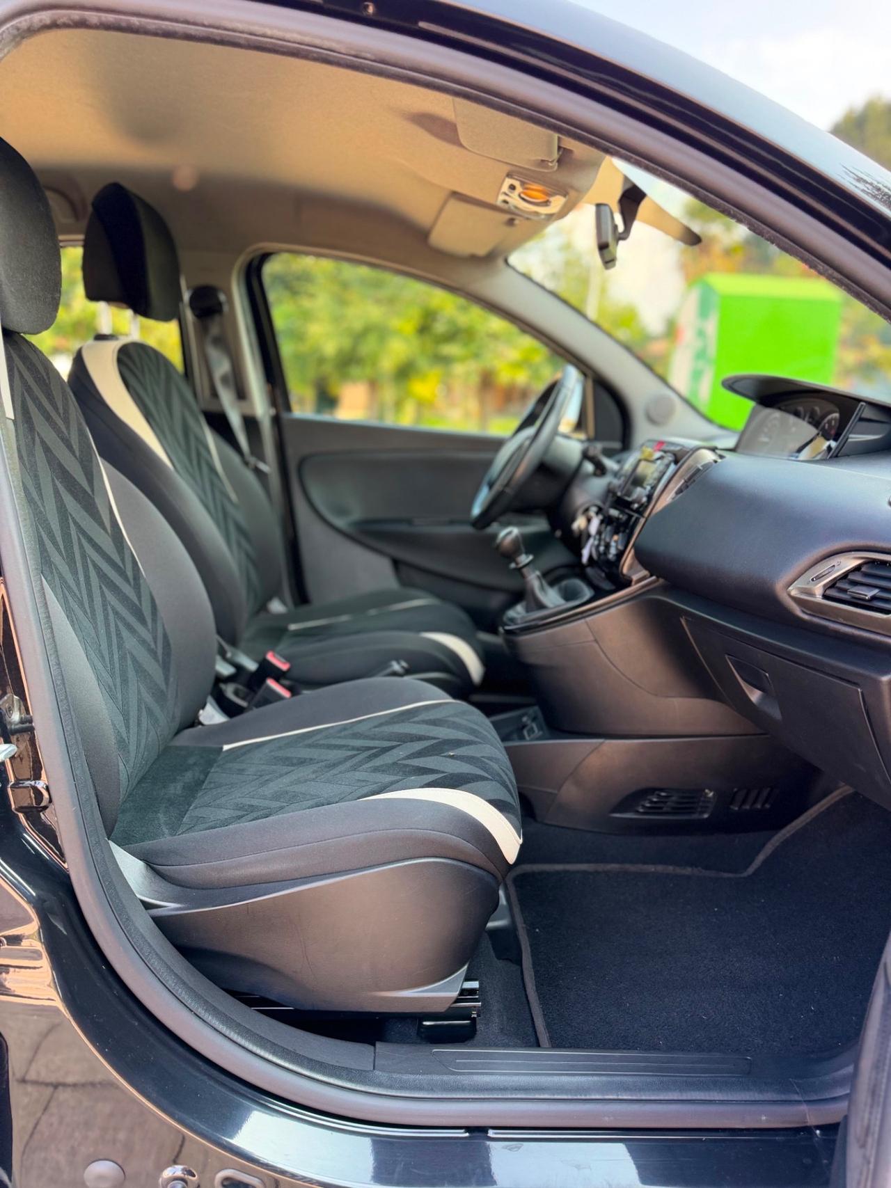 Lancia Ypsilon 1.2 69 CV 5 porte Platinum