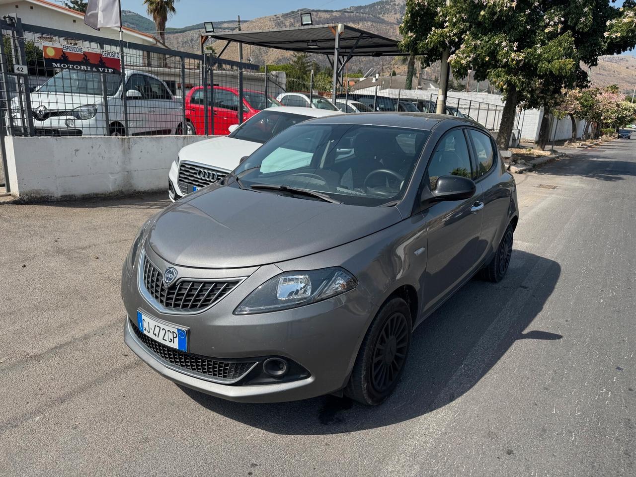 Lancia Ypsilon 1.0 neopatentati