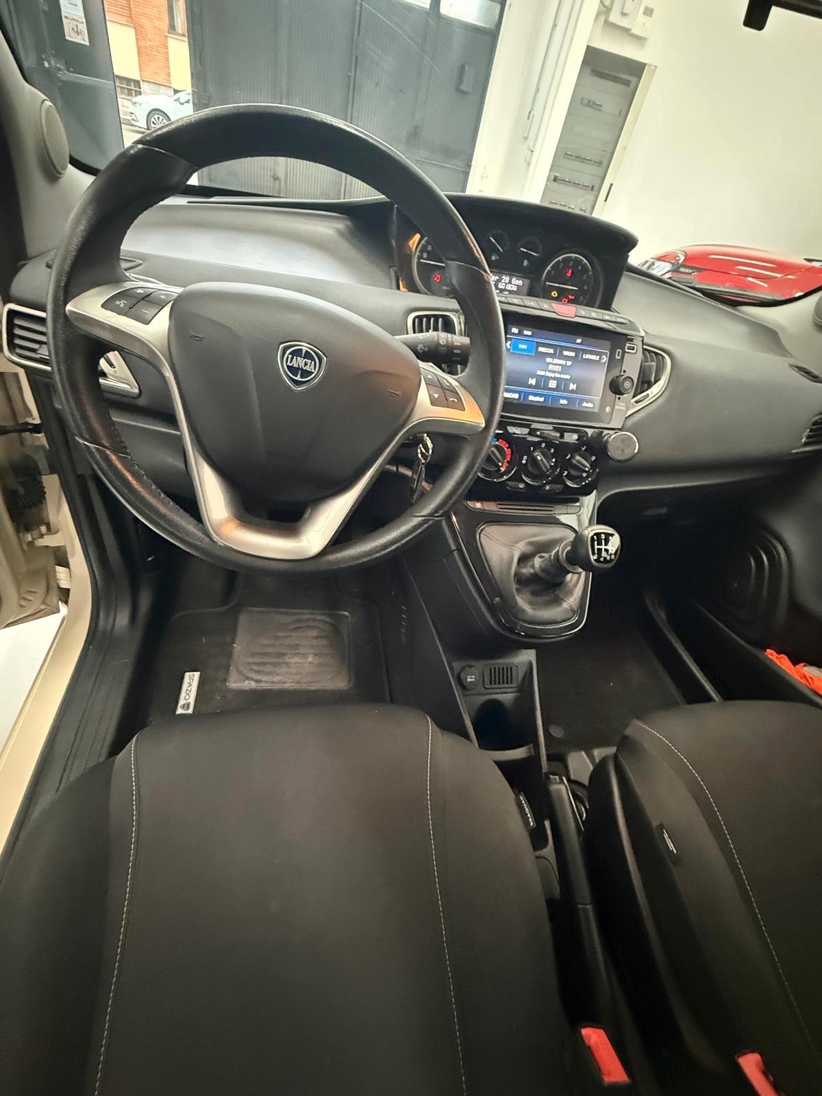 Lancia Ypsilon 1.0 FireFly 5 porte S&S Hybrid Ecochic Gold