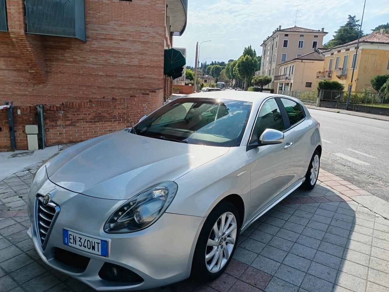 Alfa Romeo Giulietta 2.0 JTDm-2 140 CV Distinctive ok neo patente
