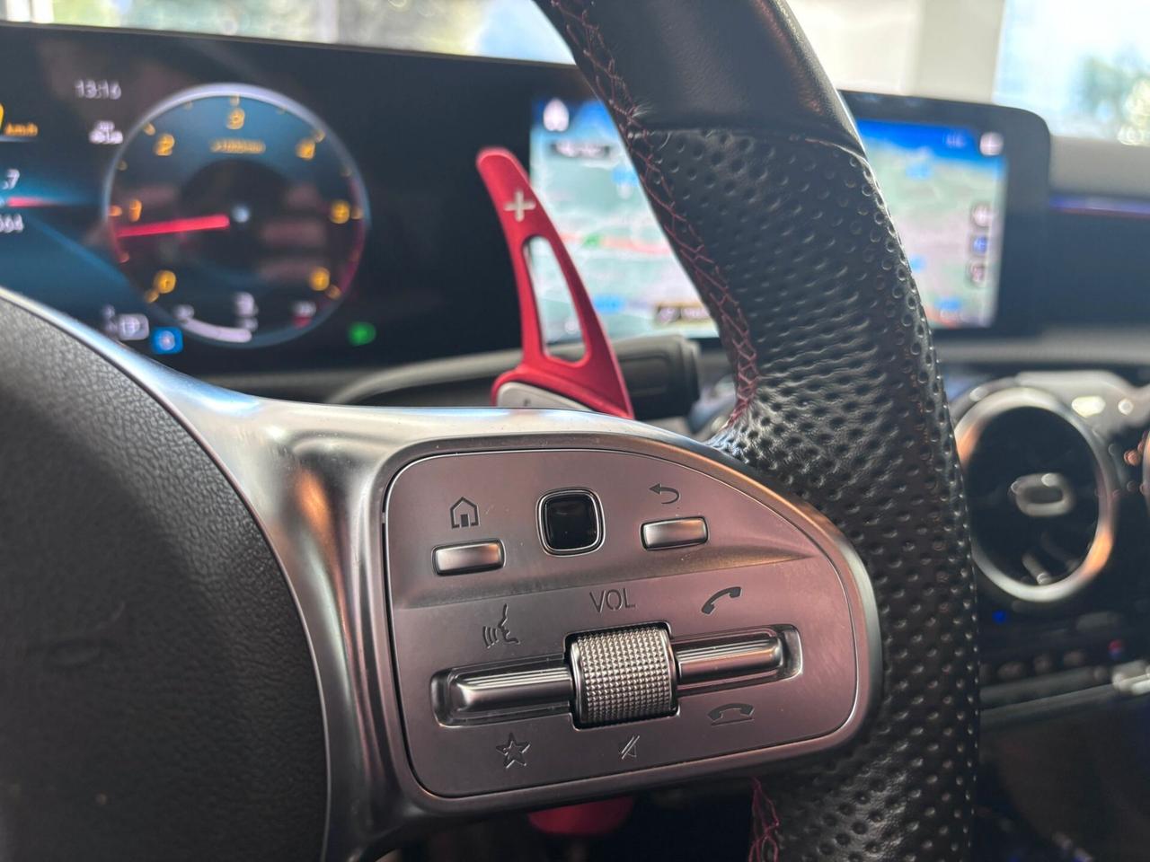 MERCEDES-BENZ A180D PREMIUM AMG LED-NAVI