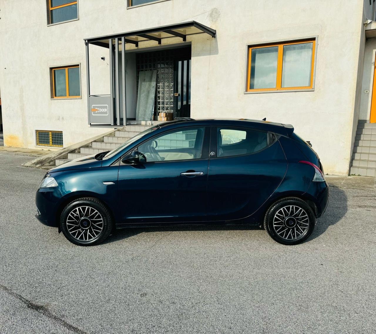 Lancia Ypsilon 1.2 benzina 2016 neo patentati