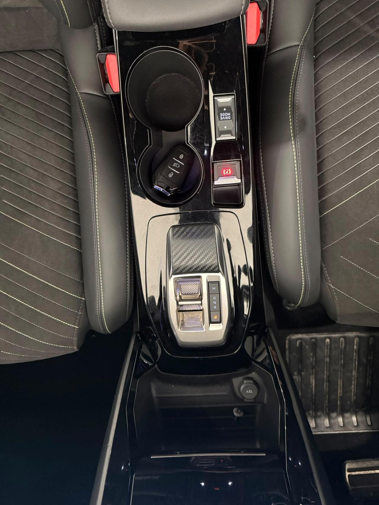 Peugeot 208 hybrid/benzina 2025 14.000 km