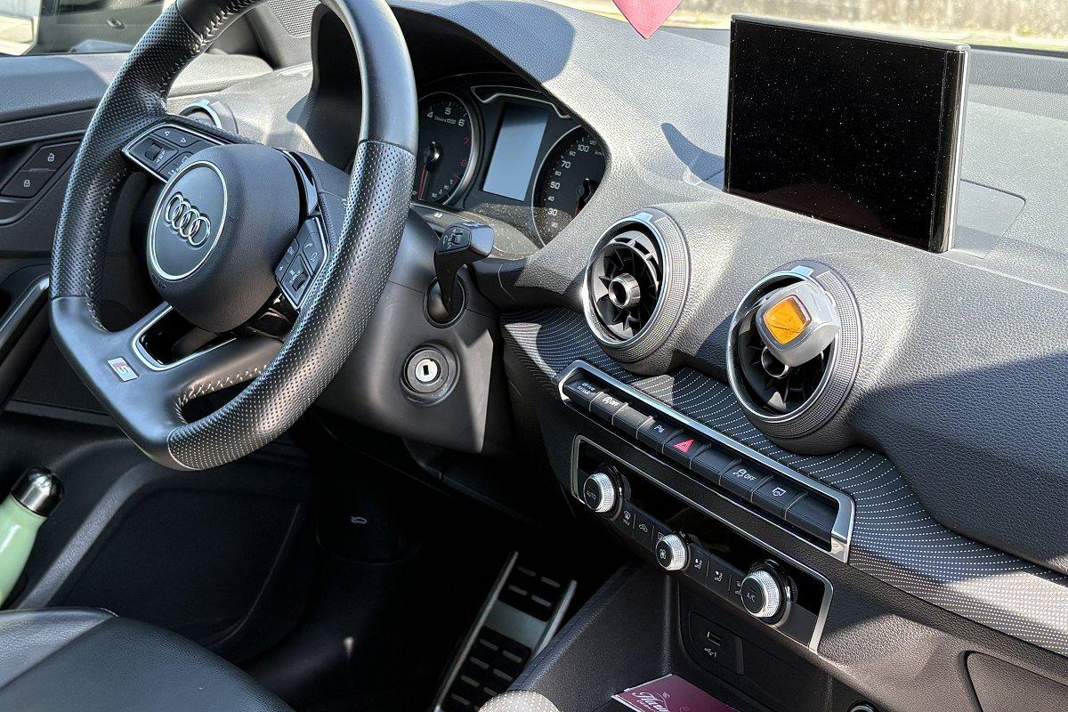 AUDI Q2 35 TFSI S tronic Identity Black