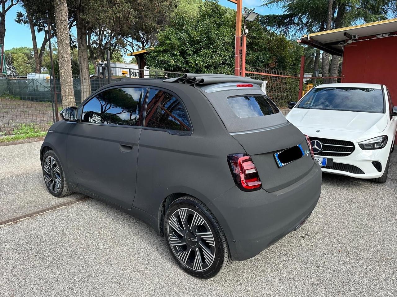 Fiat 500 La Prima Cabrio 42 kWh nera opaca full led prezzo promo