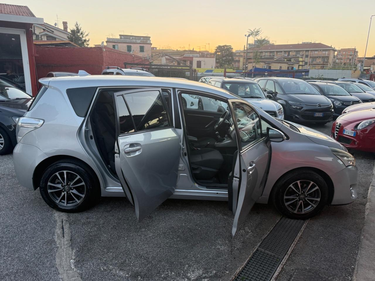 Verso 1.6 D-4D Style 7 posti-unipro-rate-garanzia