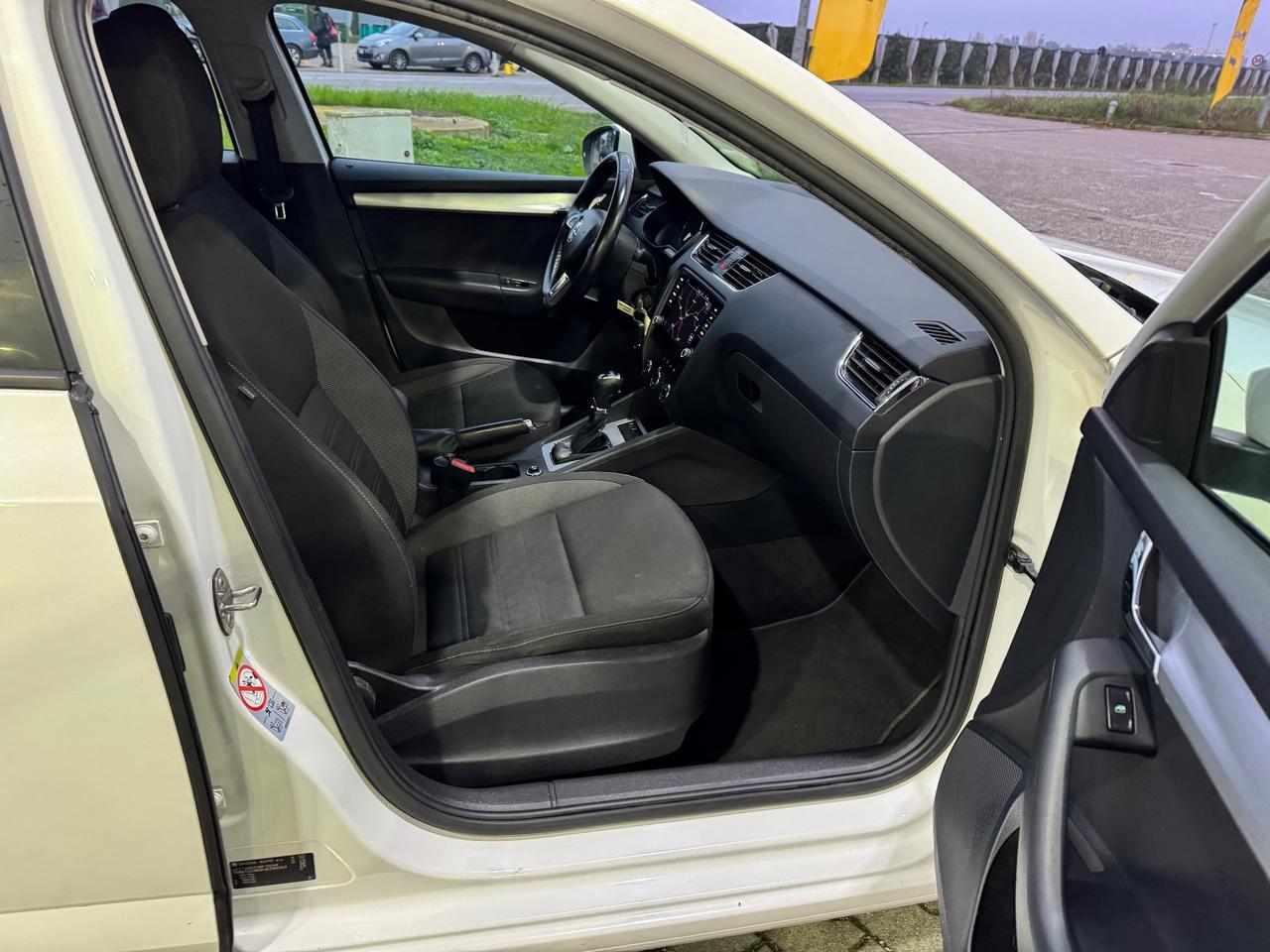 Skoda Octavia 1.6 TDI 2018 automatico Autocarro n1 4 posti