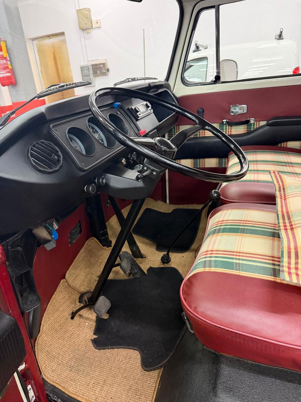 Volkswagen T2a + Roulotte Lander 340 Bora