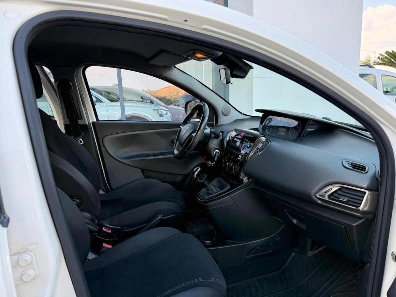 Lancia Ypsilon 0.9 TwinAir 85 CV 5 porte Metano Ecochic Silver
