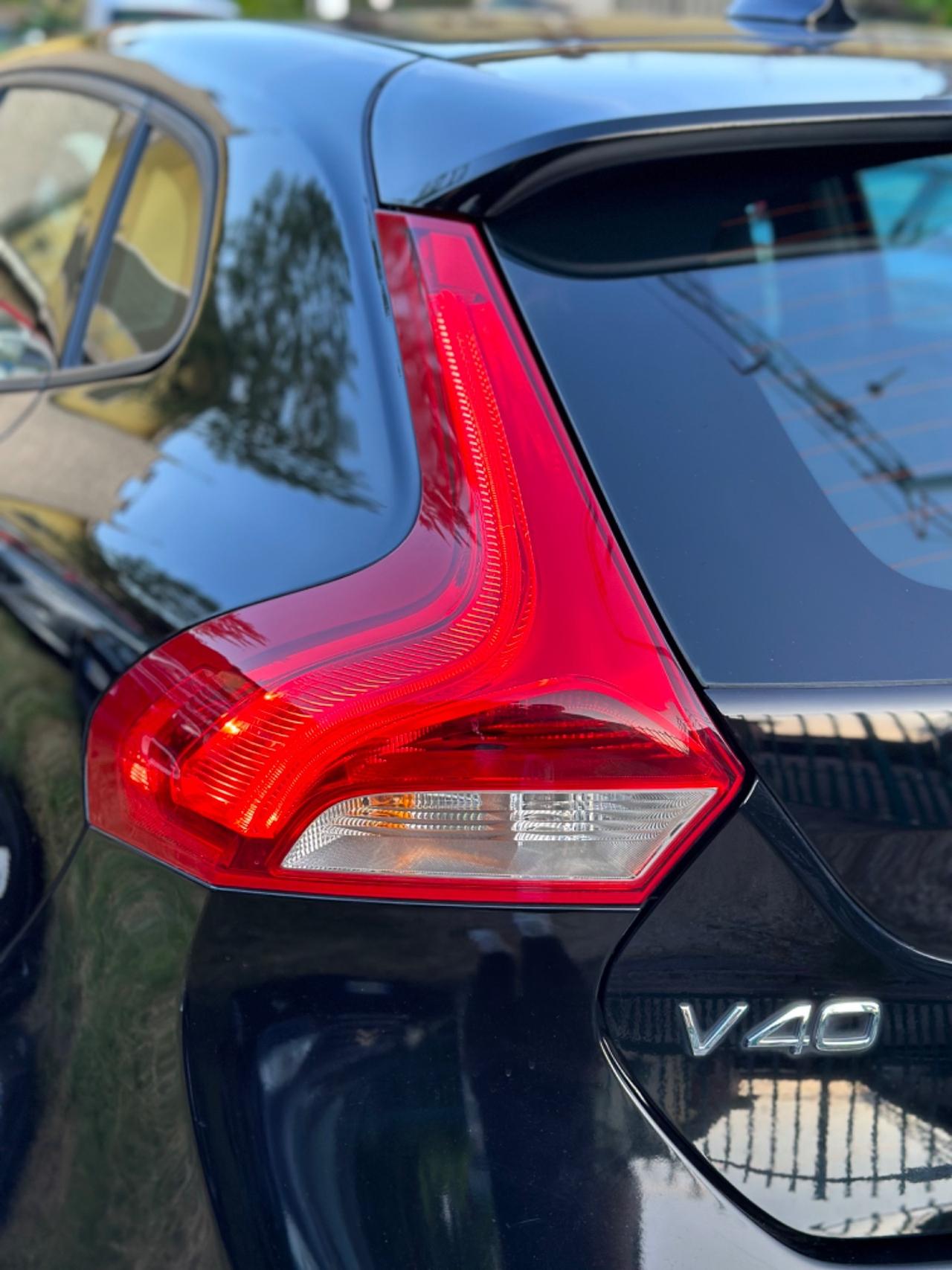 Volvo V40 D2 MOMENTUM KMCERT UNICOPR EU6B
