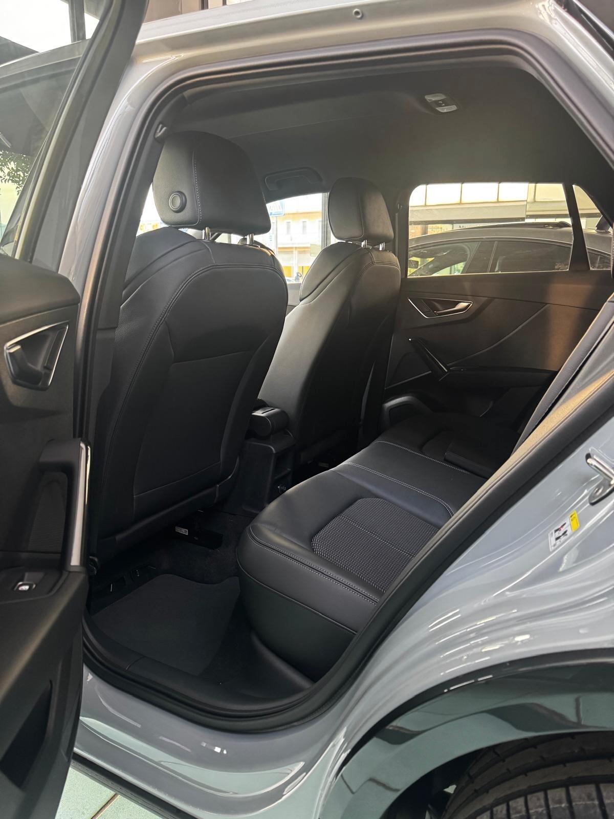 Audi Q2 35 TDI S tronic Identity Black