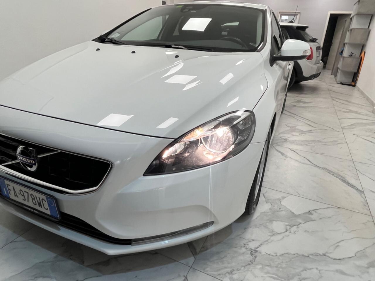 Volvo V40 D2 1.6 Momentum Unipro 2015