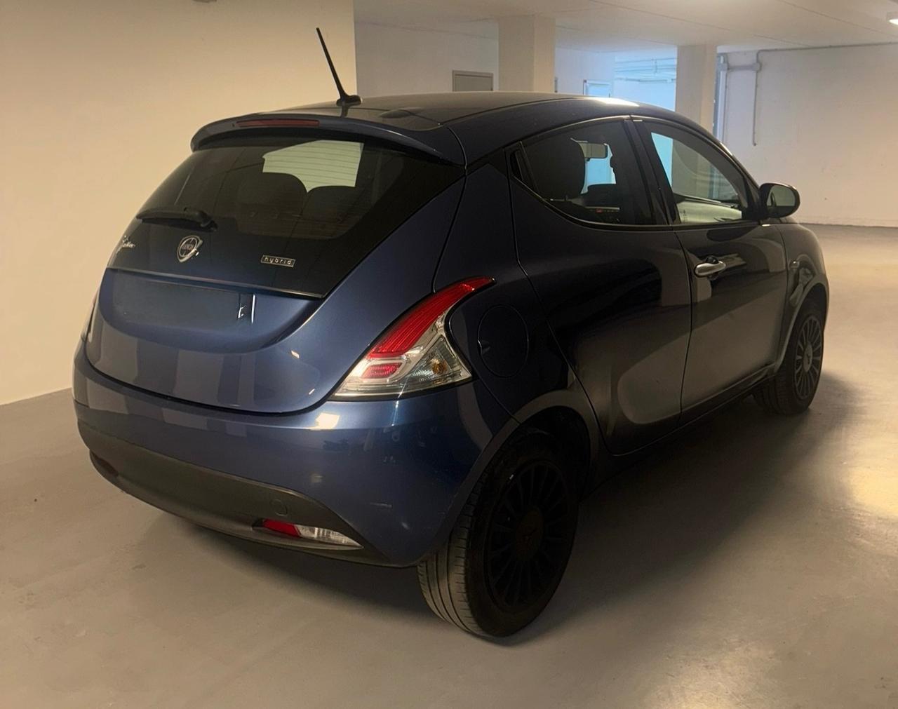Lancia Ypsilon 1.0 FireFly 5 porte S&S Hybrid Silver