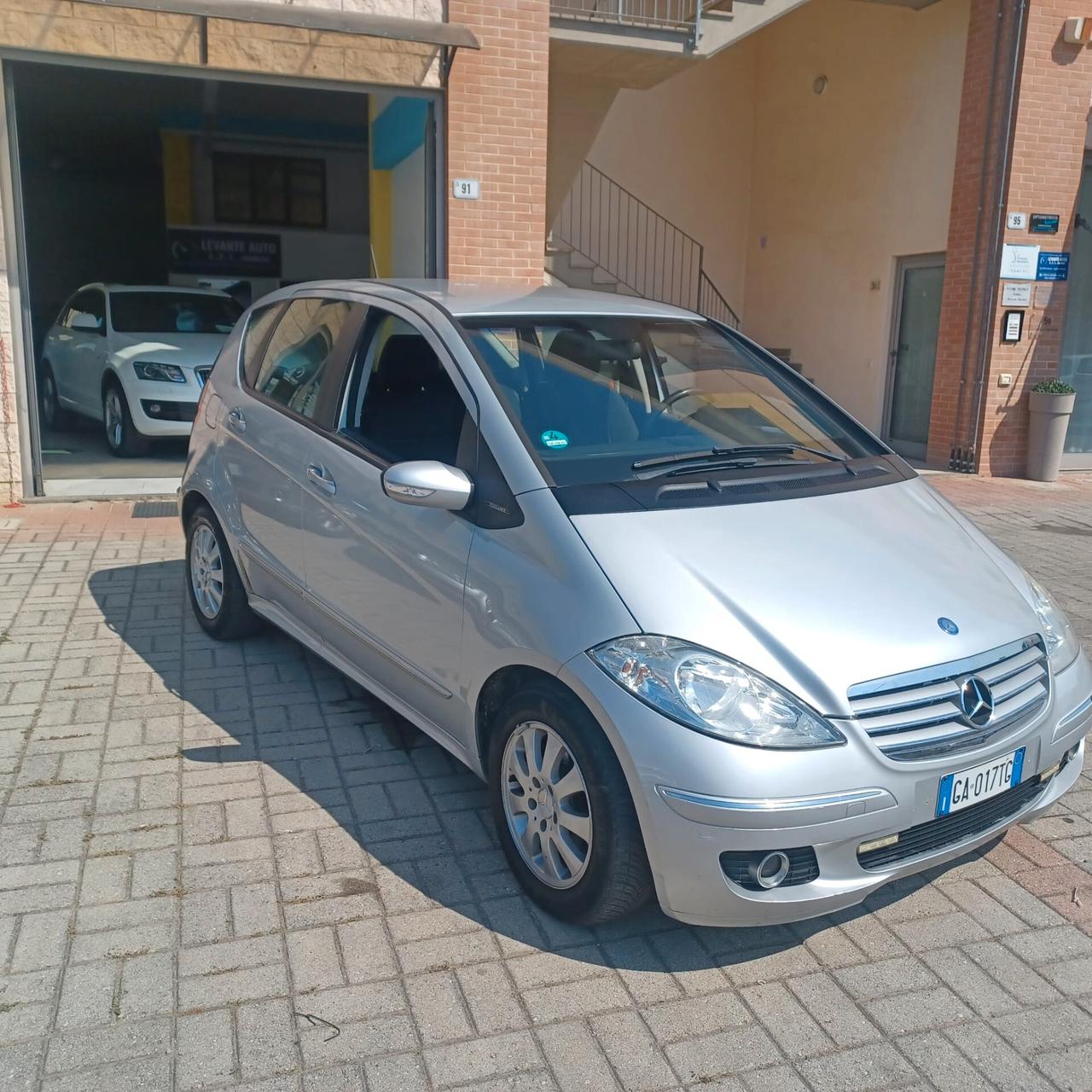 AUTOMATICA NEOPATENTATI CLASSE A 2.0TDI CON GANCIO DI TRAINO