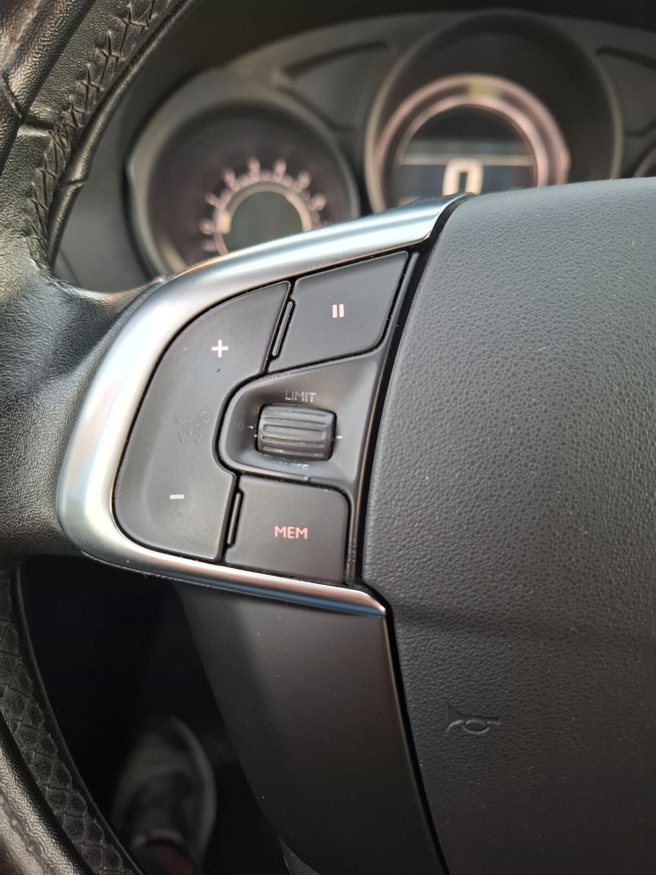 Citroen C4 1.6 HDi 90cv *NAVY-LED-PARK*