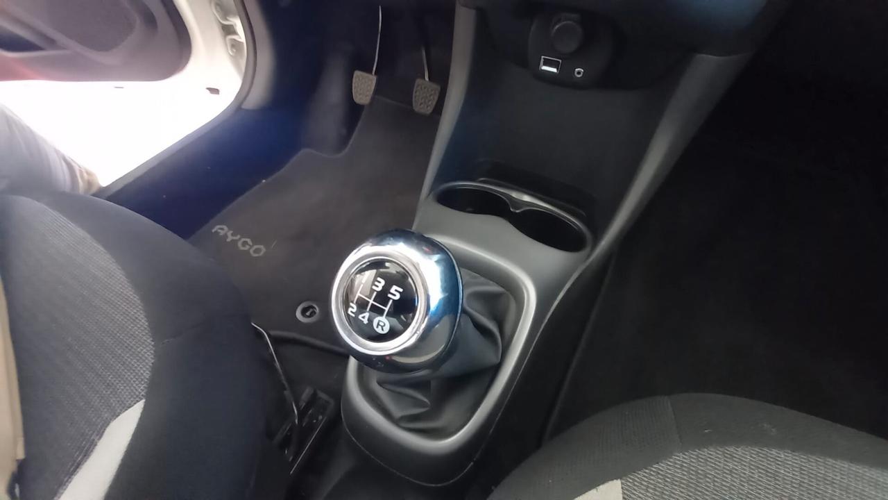 Toyota Aygo Connect 1.0 VVT-i 72 CV 5 porte x-clusiv red style
