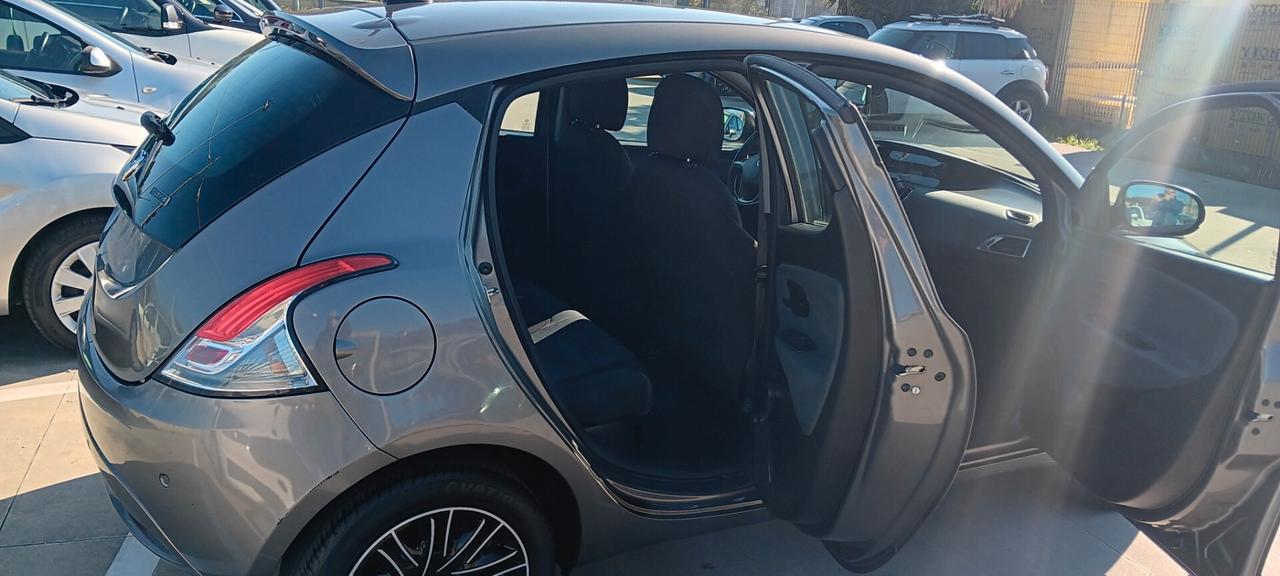 Lancia Ypsilon 1.0 FireFly 5 porte S&S Hybrid Gold