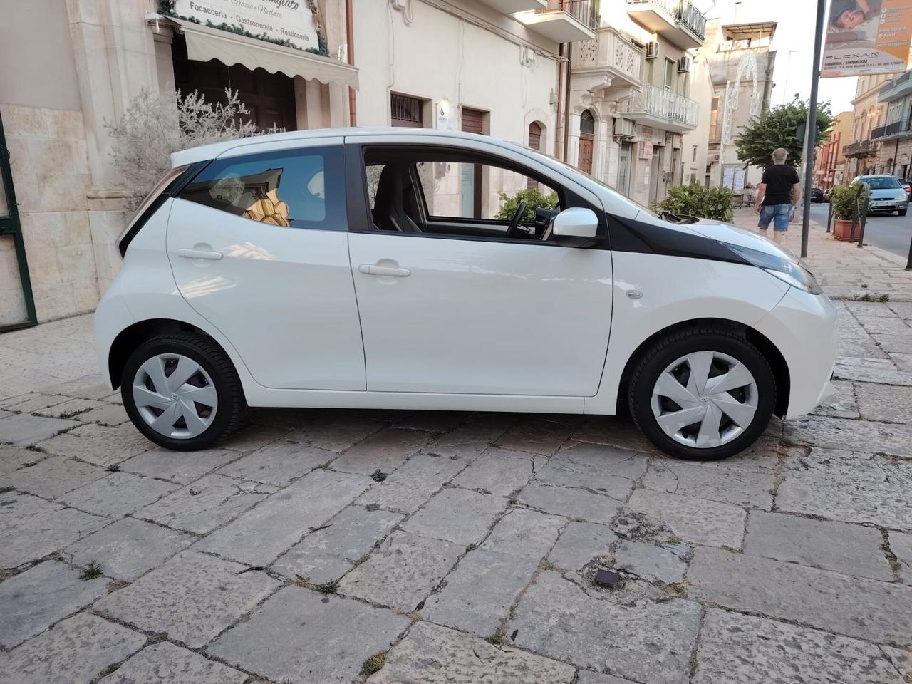 Toyota Aygo 1.0 VVT-i 69 CV 5 porte x-play TSS