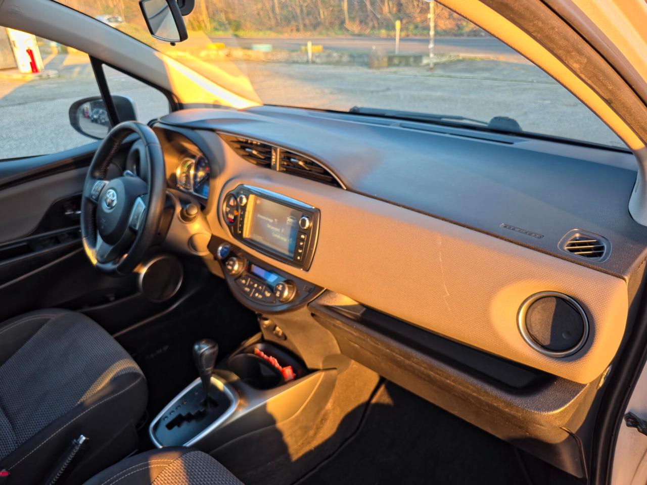 Toyota Yaris 1.5 Hybrid 5 porte Business 2016-E6B Automatico NEO