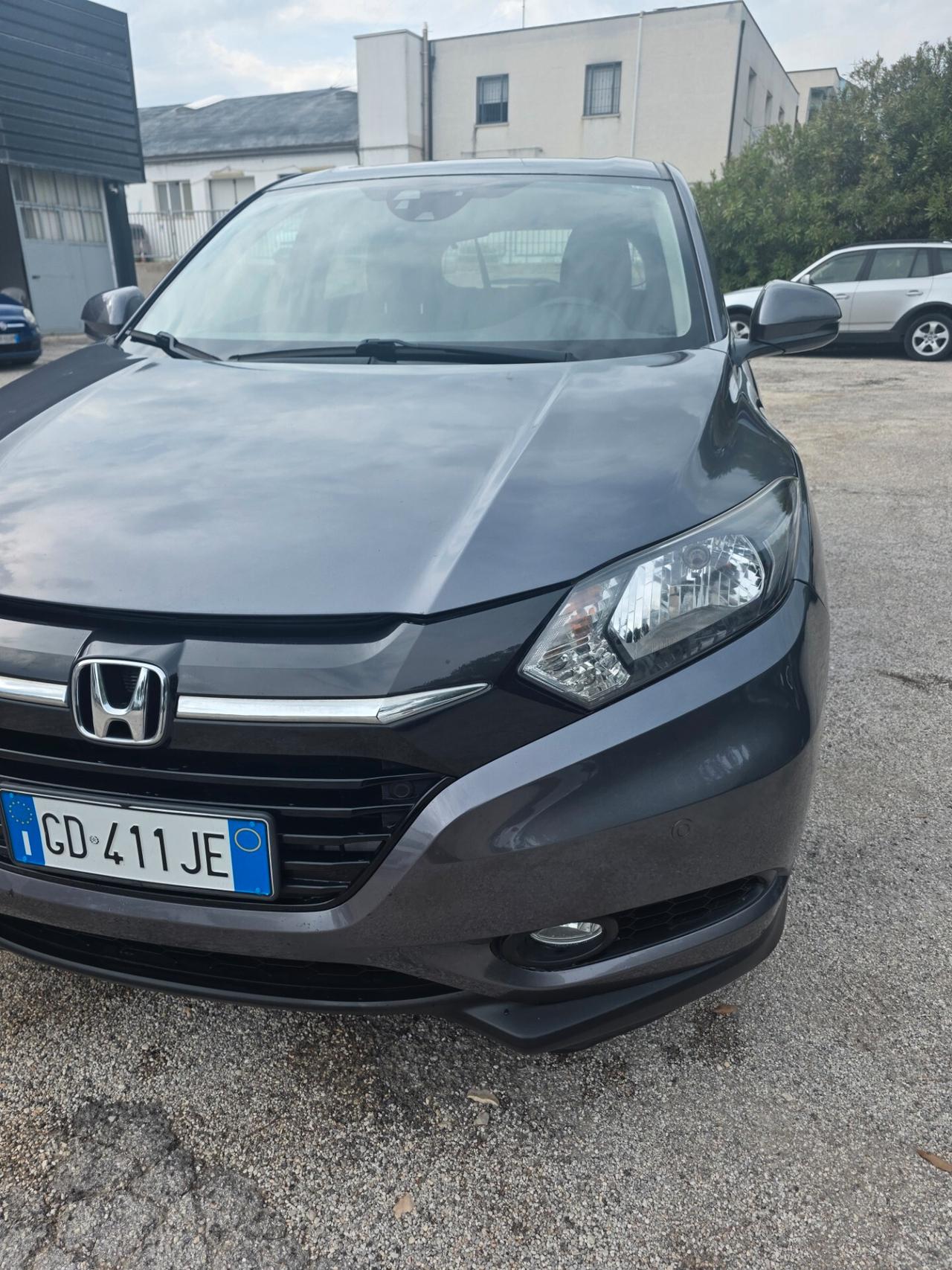 Honda HR-V Neo patentati 105000 kmHonda H-RV 1.6 disel 120 cavalli 88kw anno 2016 cambio manuale a 6 marce tagliando eseguito gomme al 85% interni perfetti esterni ottimi con un litro di gasolio si percore circa 20- 22 km lauto dispone di : Cerchi in lega