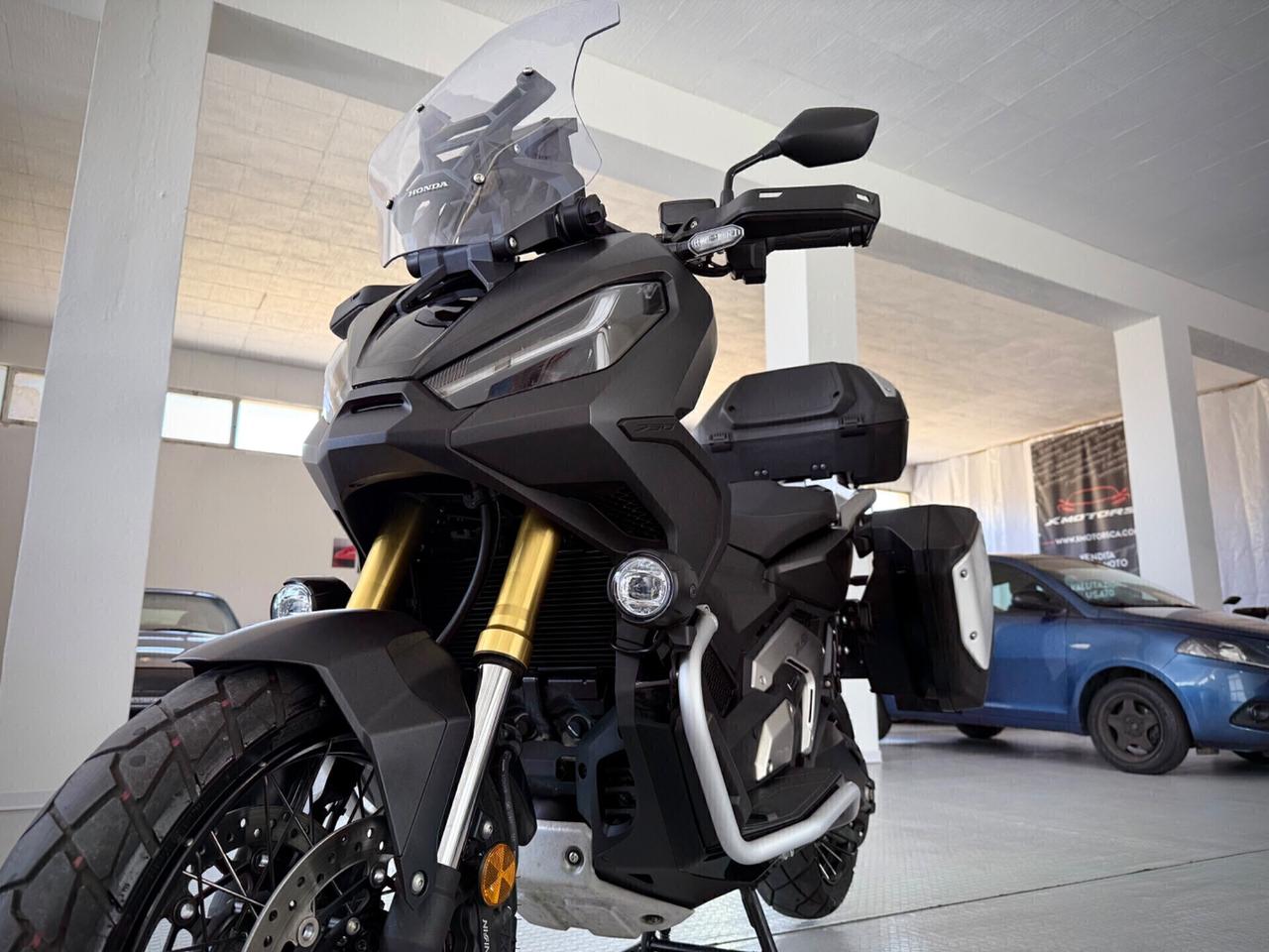 Honda X-ADV 750 con travel pack