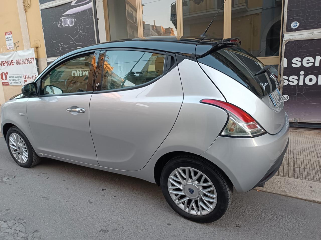 Lancia Ypsilon 1.2 69 CV 5 porte GOLD BI COLOR