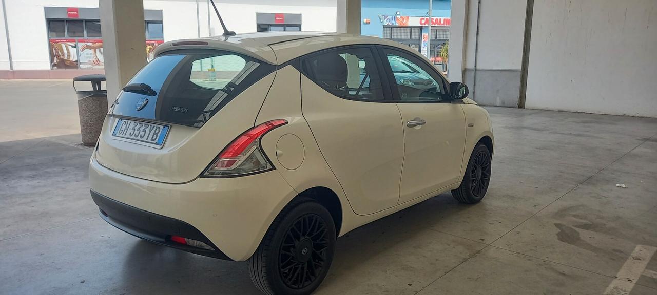 Lancia Ypsilon 1.0 FireFly 5 porte S&S Hybrid Silver