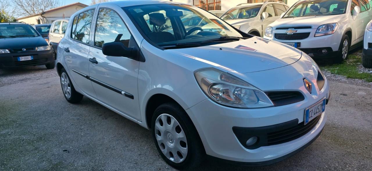 Renault Clio 1.2 16V 5 porte Luxe neopatentati