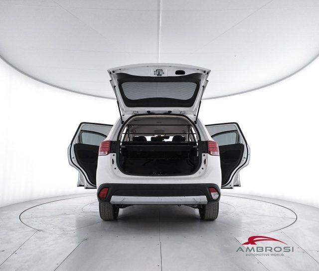 MITSUBISHI Outlander 2.2 DI-D 4WD Instyle Plus SDA 7 posti - AUTOCARRO