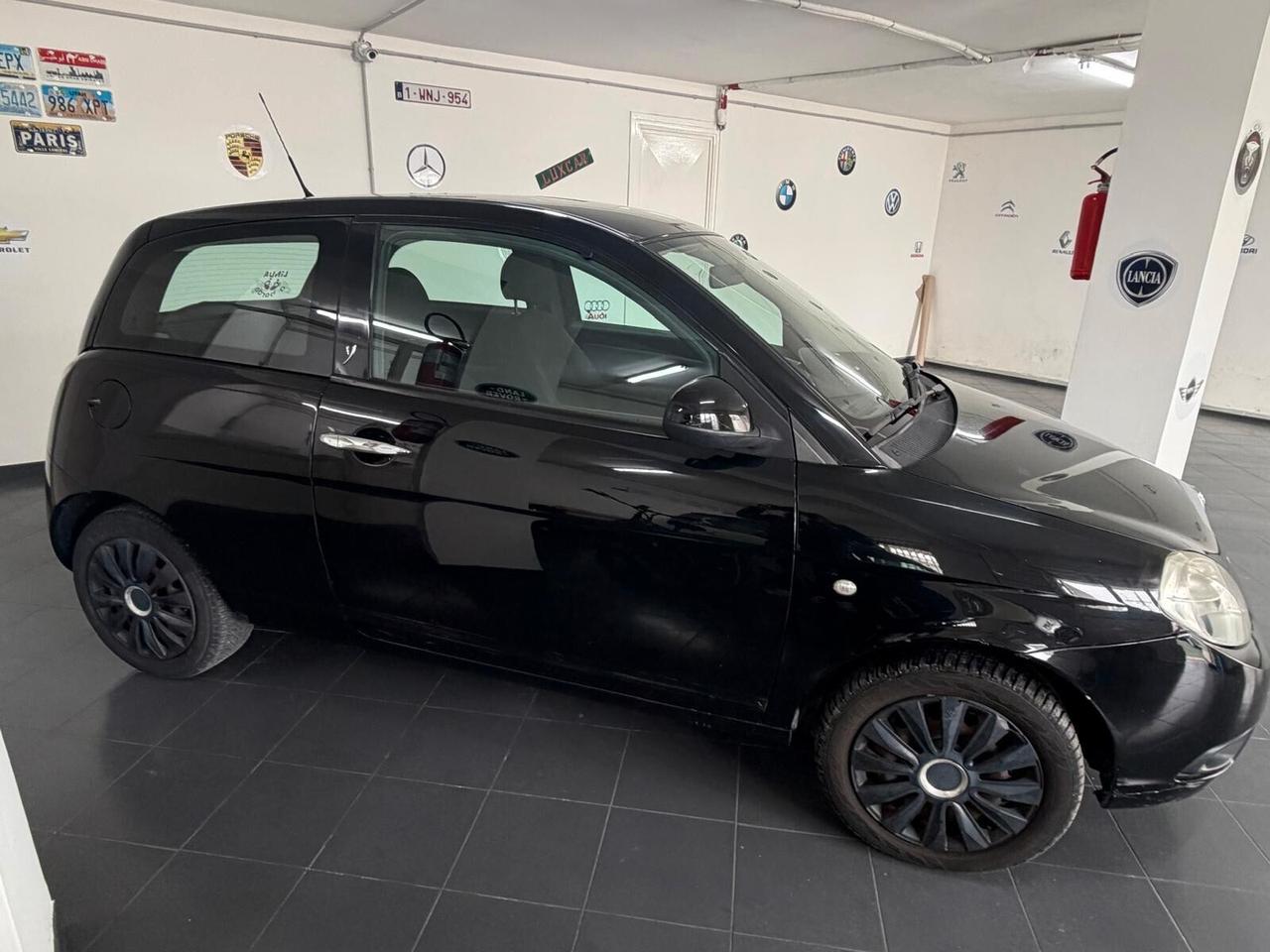 Lancia Ypsilon 1.3 MJT 75 CV Versus